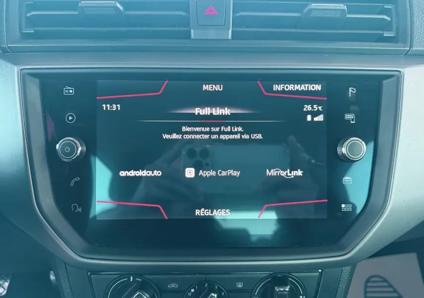 Écran tactile central de la SEAT Ibiza 2020 affichant le menu Full Link avec options Android Auto et Apple CarPlay.