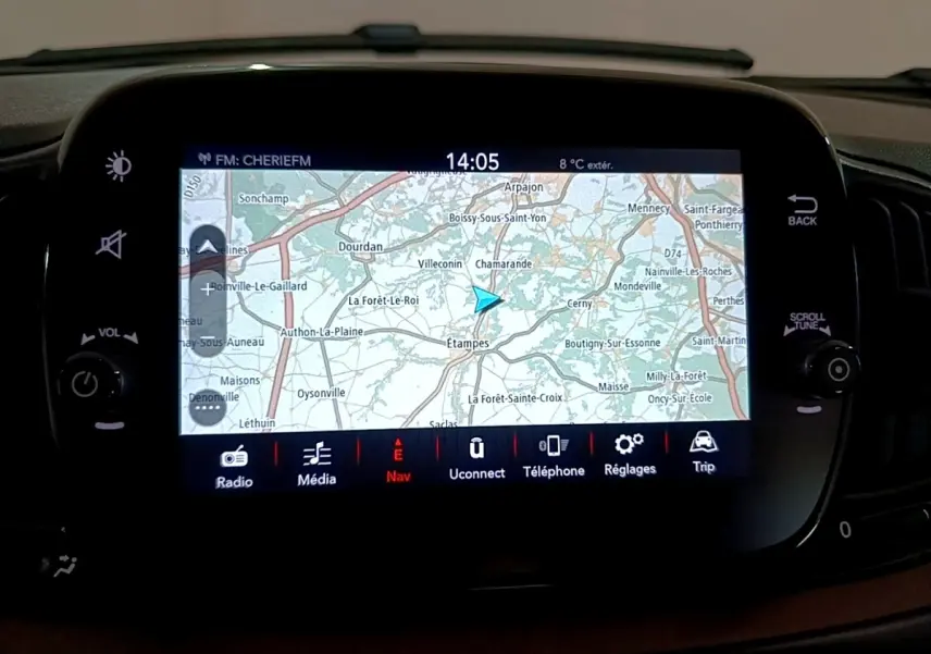Écran tactile central de navigation allumé dans le tableau de bord noir d'une Fiat 500 rouge, vue intérieure frontale.