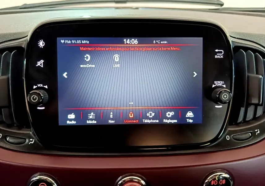 Écran tactile central allumé sur tableau de bord rouge de la Fiat 500 1.0 70ch BSG Star, vue intérieure frontale.