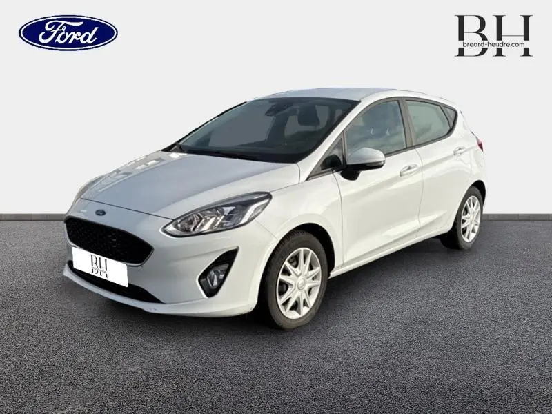 Ford Fiesta 1.1 75ch Cool & Connect blanc Glacier vue 3/4 avant droit sur fond neutre.