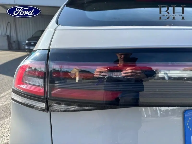 Gros plan sur le feu arrière gauche d’un Volkswagen Taigo blanc Pur 2024 avec hayon et détails noirs brillants.