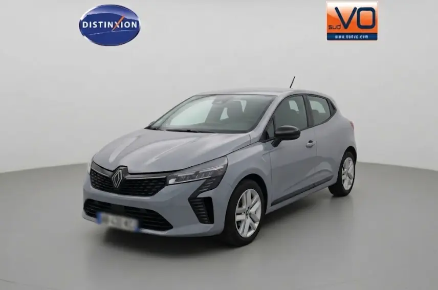Renault Clio V Blue dCi 100 ch gris vue 3/4 avant droit avec calandre noire et phares LED fins.