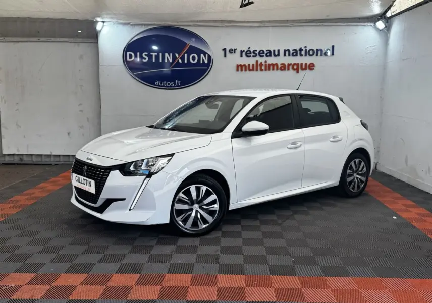 Peugeot 208 blanc vue 3/4 avant droit, avec calandre noire distinctive et jantes bicolores modernes.