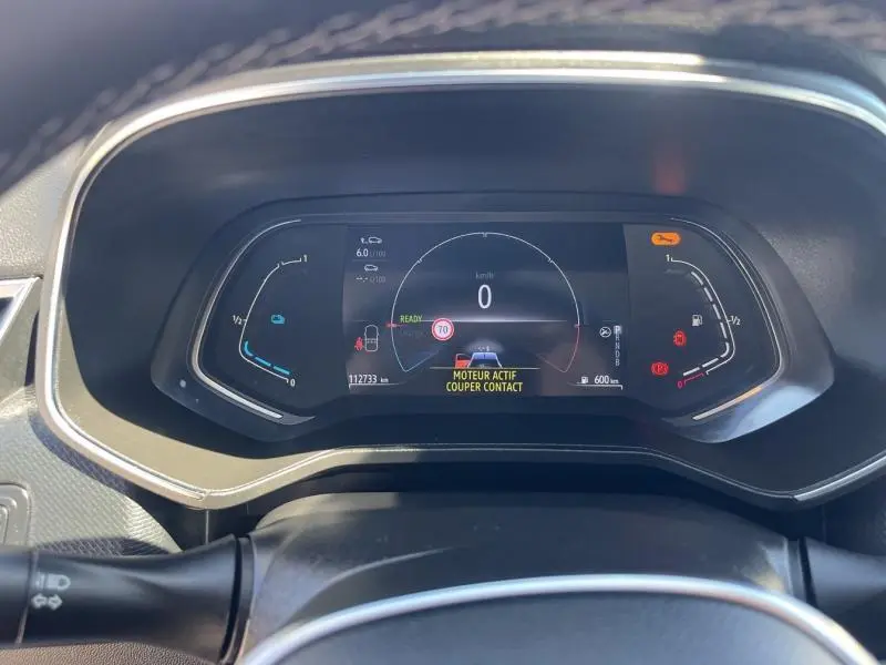 Tableau de bord numérique de Renault Clio 1.6 E-Tech 140ch Business 2020, affichage des alertes moteur et vitesse à 0 km/h.