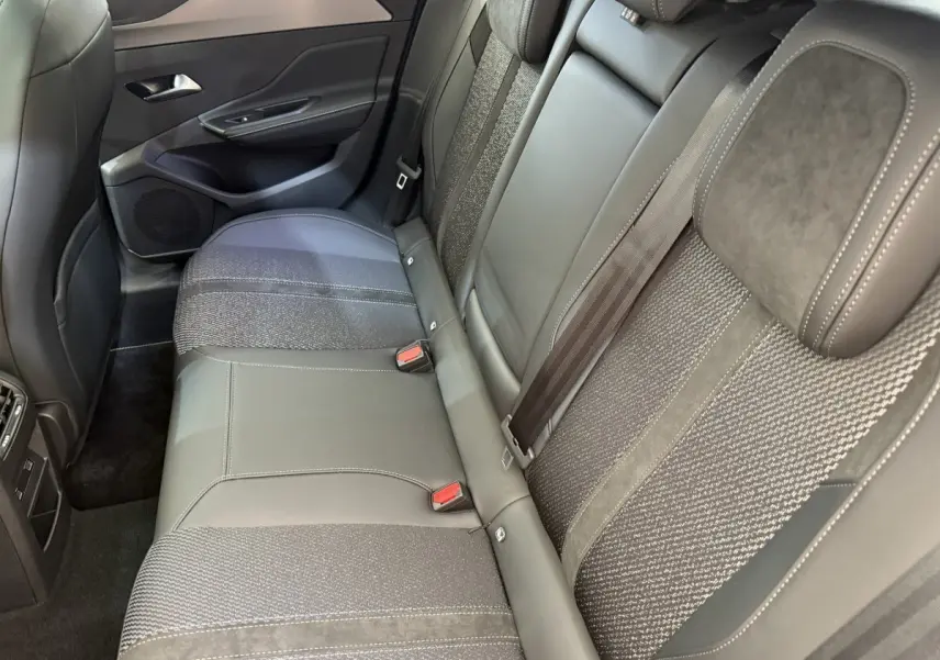 Vue côté droit de la banquette arrière grise en tissu et cuir du Peugeot 308 Hybrid 136 e-DCS6 GT 2024.