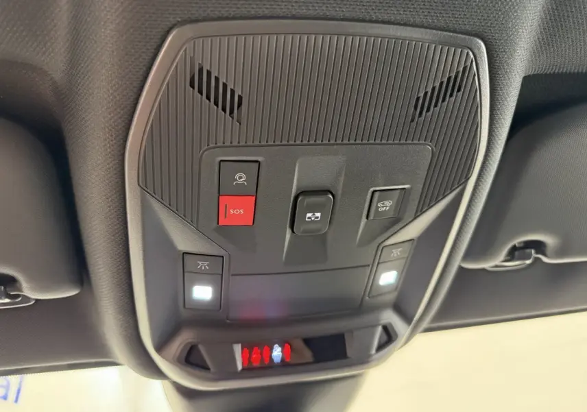 Vue en gros plan du panneau de commandes au plafond intérieur du Peugeot 308 Hybrid blanc, avec boutons SOS et éclairage.