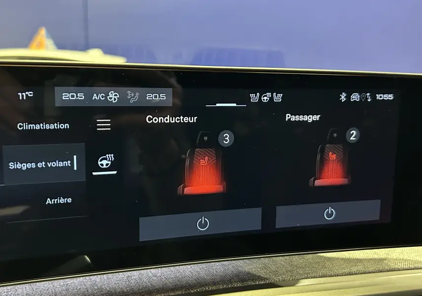 Écran tactile intérieur du Peugeot 5008 hybride 2025 montrant le réglage des sièges chauffants conducteur et passager.