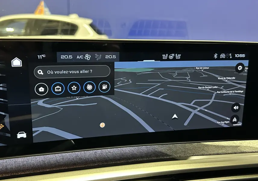 Écran tactile du système de navigation du Peugeot 5008 III Hybrid 145 GT avec carte et options de destination visibles.
