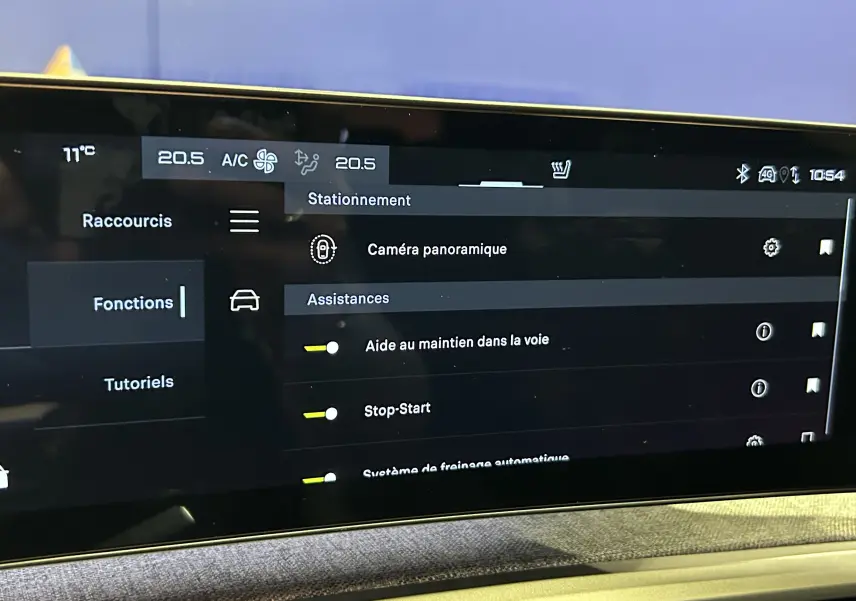 Écran tactile du système multimédia du Peugeot 5008 bleu Obsession, affichant les options d'assistance à la conduite.