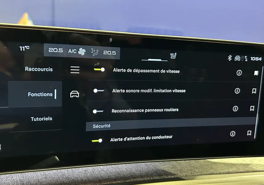 Écran tactile intérieur du Peugeot 5008 III Hybrid 145 GT affichant les options de sécurité et alertes conducteur.