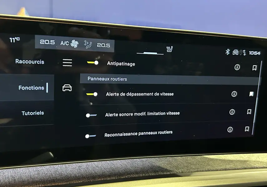 Écran tactile intérieur du Peugeot 5008 Hybrid 2025 montrant les réglages d’alerte de dépassement de vitesse.