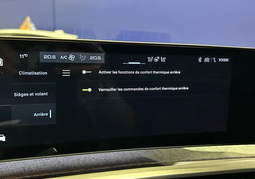 Écran tactile intérieur du Peugeot 5008 Hybrid 2025 montrant les réglages de confort thermique arrière.