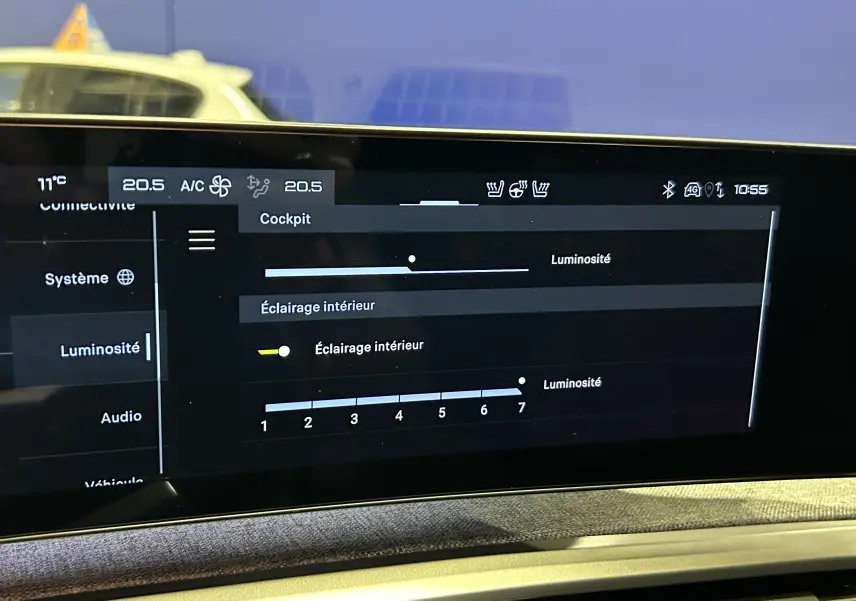 Écran tactile du tableau de bord du Peugeot 5008 Hybrid 2025 affichant les réglages de luminosité intérieure.