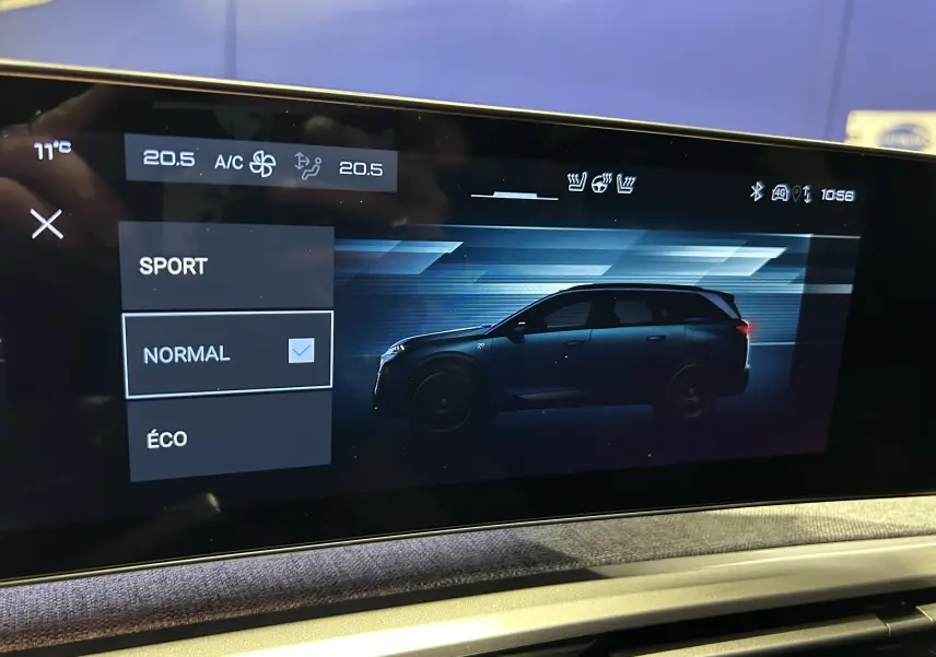 Écran tactile intérieur montrant le profil latéral bleu obsession du Peugeot 5008 III Hybrid 145 e-DSC6 GT en mode normal.