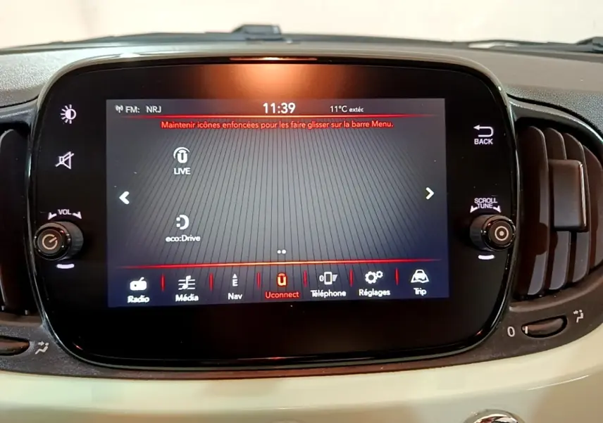 Écran tactile central du tableau de bord de la Fiat 500 Lounge 2019, avec commandes multimédia et climatisation visibles.