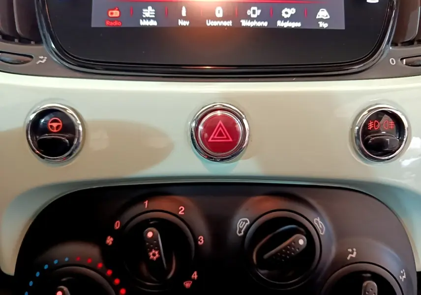 Gros plan sur la console centrale beige et noire de la FIAT 500 Lounge 2019, avec commandes climatisation et écran tactile.