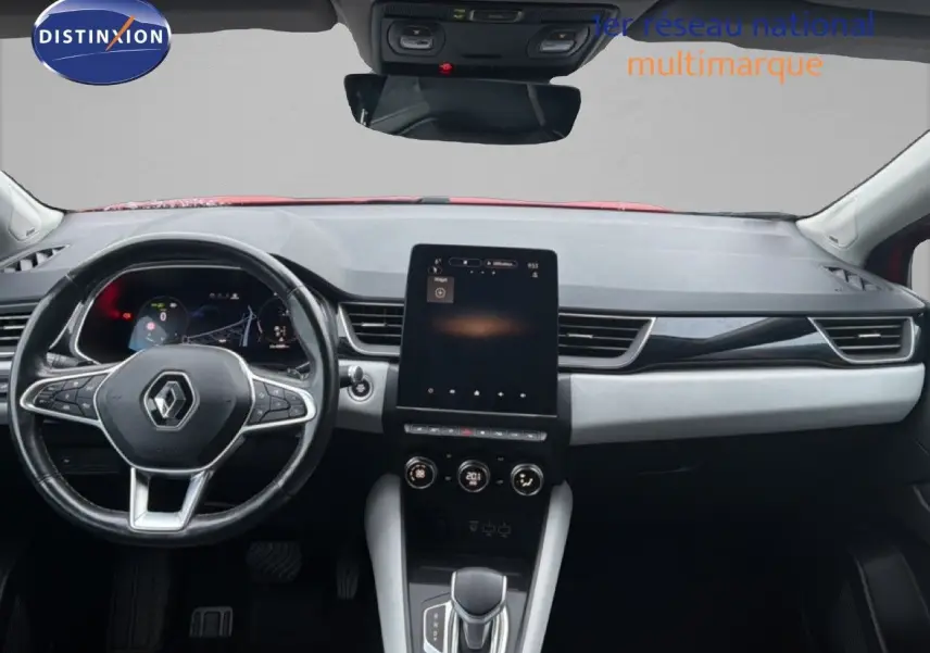 Vue intérieure avant du Renault Captur rouge flamme 2020, avec tableau de bord moderne et écran tactile vertical.