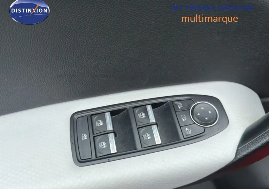 Gros plan sur les commandes des vitres électriques et rétroviseurs côté conducteur du Renault Captur rouge flamme 2020.