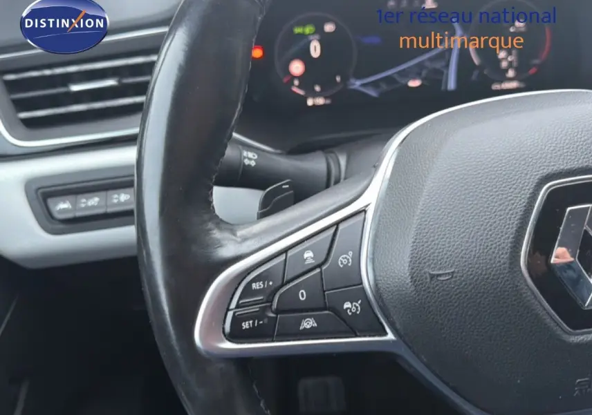 Gros plan sur le volant multifonction du Renault Captur 1.3 TCE 155 EDC Edition One, intérieur noir.