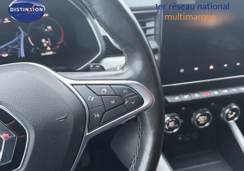 Vue rapprochée du volant et de la console centrale du Renault Captur 1.3 TCE 155 EDC Edition One, intérieur noir.