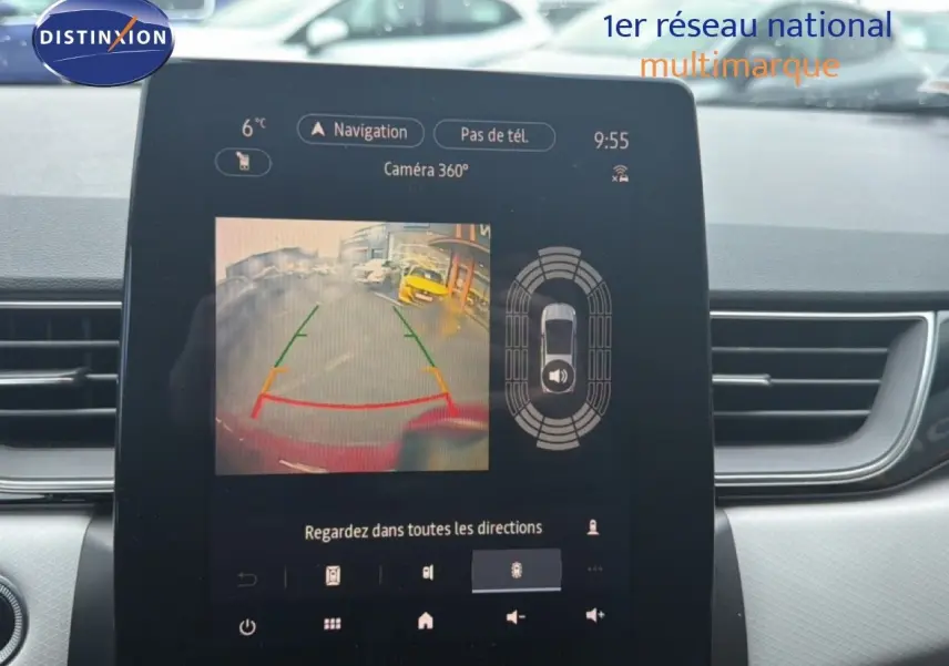 Écran central du Renault Captur 2020 montrant la caméra 360° avec vue arrière et alertes de proximité.