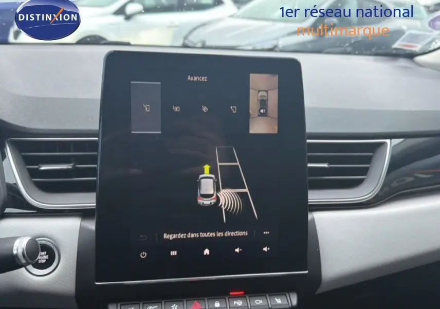 Vue rapprochée de l’écran central tactile du Renault Captur 2020 affichant l’aide au stationnement.