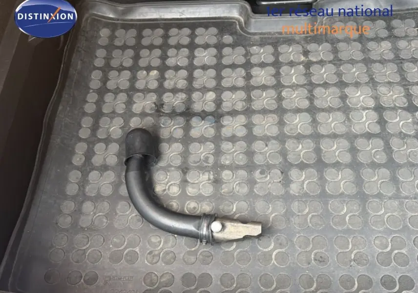 Image ne montrant pas le véhicule Renault Captur, mais un accessoire ou pièce détachée posée sur un tapis de coffre noir.