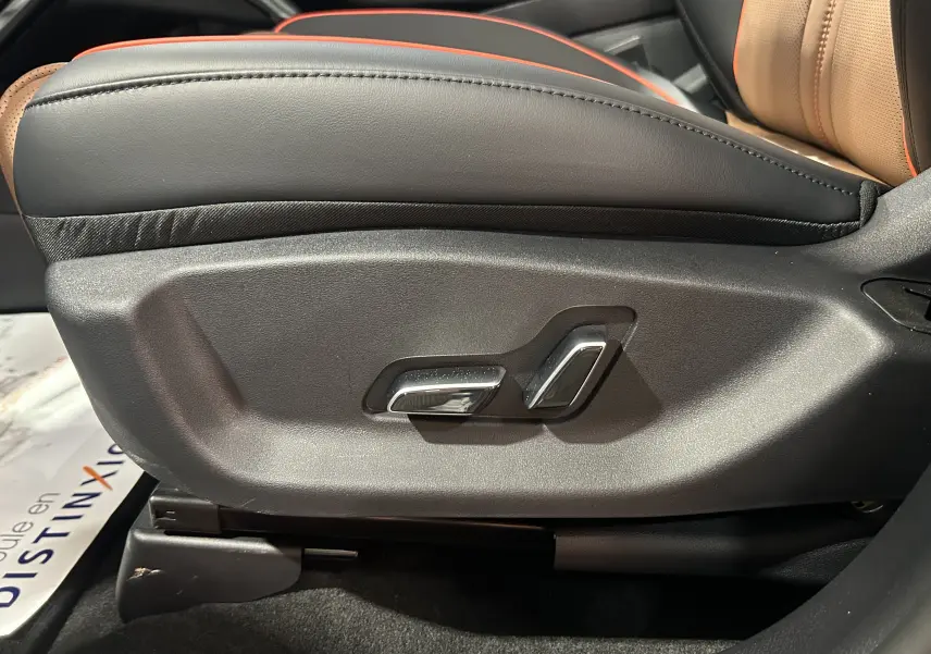 Gros plan sur les commandes électriques du siège avant droit en cuir marron et noir du BYD SEAL U 2025.
