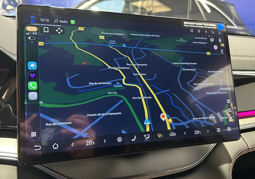 Écran tactile central du tableau de bord du BYD SEAL U 2025 avec navigation affichée et ambiance intérieure sombre.