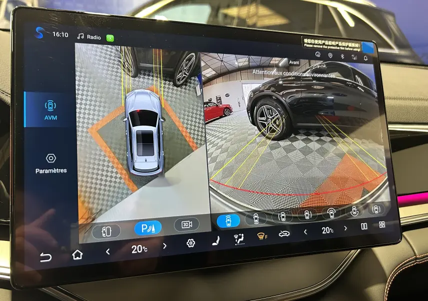 Écran intérieur affichant la caméra 360° et vue arrière d'une BYD SEAL U gris métallisé en parking.