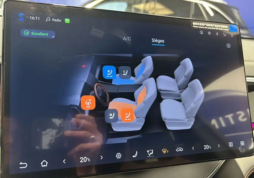 Écran tactile intérieur du BYD SEAL U 2025 montrant la configuration et le contrôle des sièges en 3D.