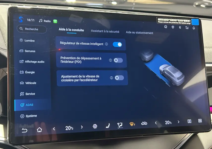 Écran tactile intérieur du BYD SEAL U 2025 affichant les aides à la conduite et réglages ADAS.