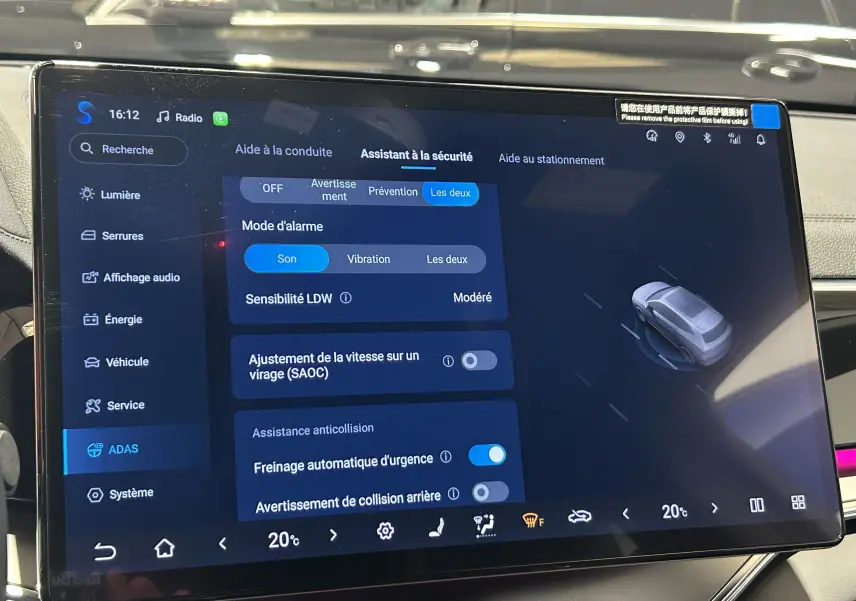 Écran tactile intérieur du BYD SEAL U affichant les réglages d’assistance à la sécurité et la température à 20°C.