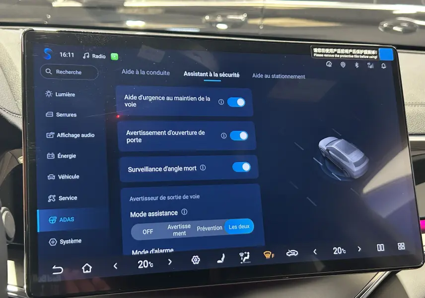 Écran tactile central du tableau de bord BYD SEAL U affichant les options d'assistance à la conduite et sécurité.