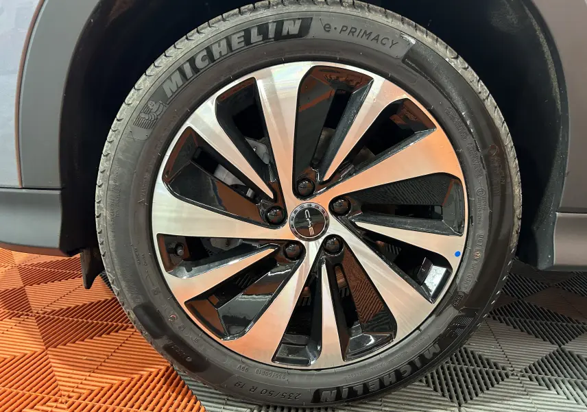 Gros plan sur la roue avant droite du BYD SEAL U 2025 en gris métallisé avec jante alliage bicolore et pneu Michelin.