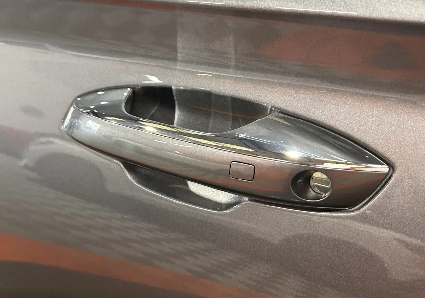 Poignée de porte chromée côté gauche sur BYD SEAL U 2025 couleur gris métallisé Time Grey.