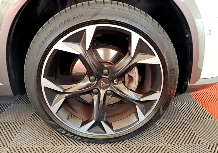 Gros plan sur la roue avant droite d’un CUPRA Formentor 2023 avec jante alliage noire et argentée, logo central visible.