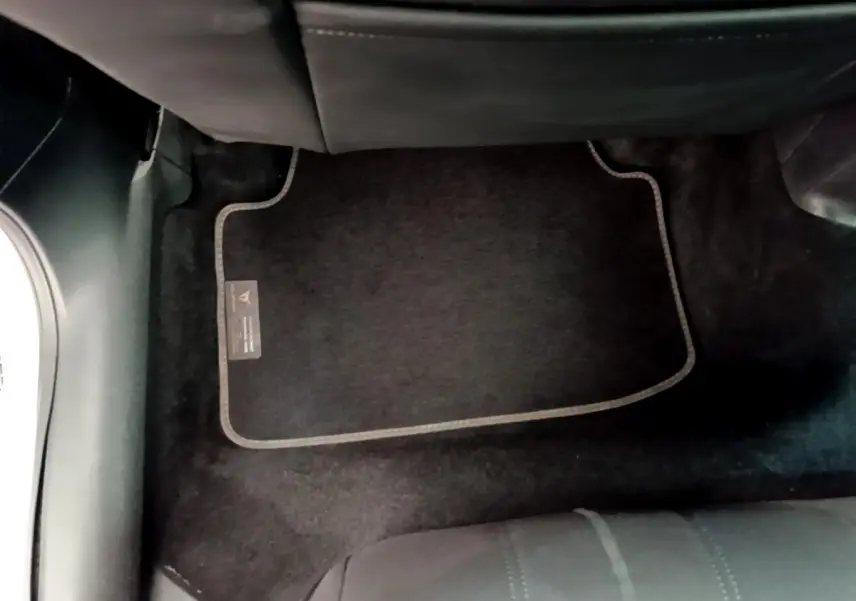 Vue du tapis de sol noir côté passager arrière du CUPRA Formentor 2.0 TDI 150ch Business Edition 2023.