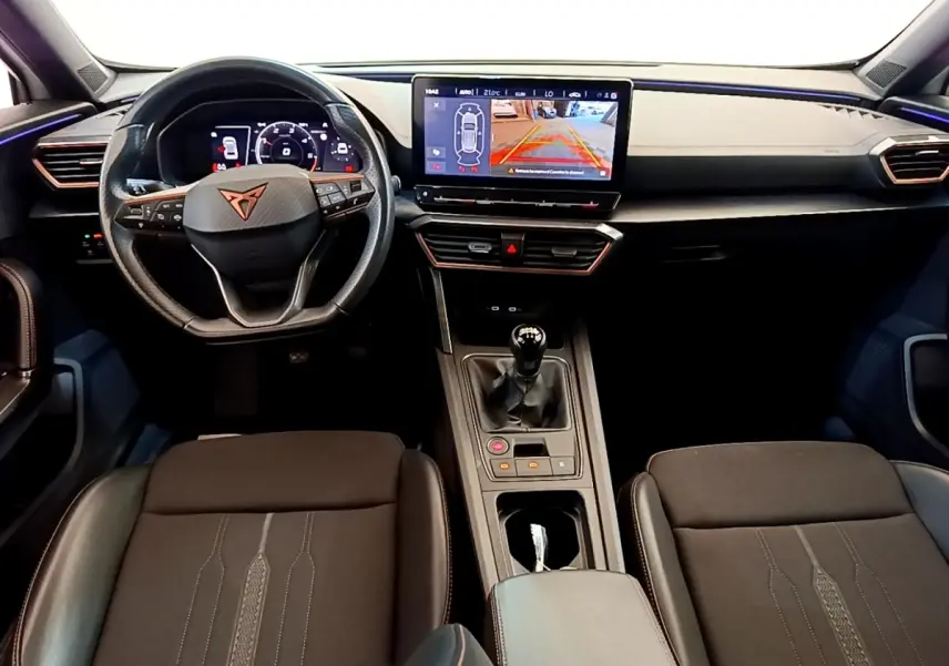 Intérieur avant de la CUPRA Formentor 2023, vue centrée sur le tableau de bord avec écran tactile et volant cuir multifonctions.