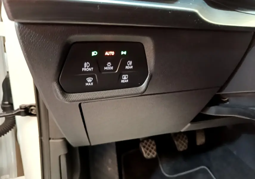Gros plan sur les commandes d’éclairage et désembuage côté gauche du tableau de bord d’une CUPRA Formentor 2023.