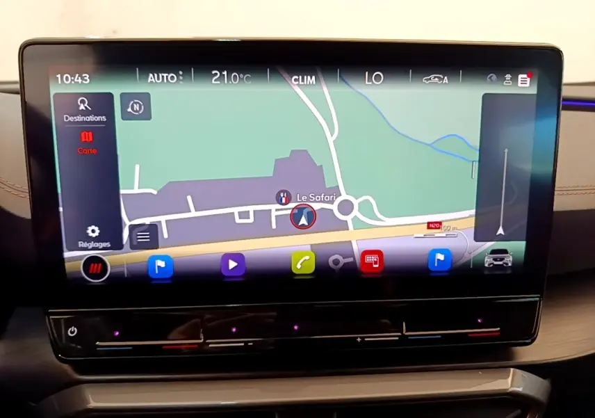 Écran tactile central du tableau de bord du CUPRA Formentor 2023 affichant la navigation en mode carte.