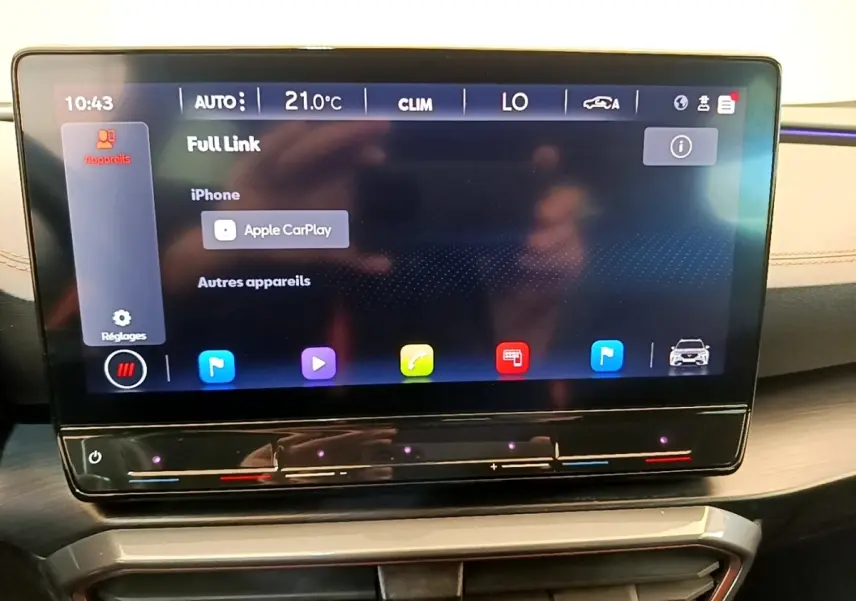 Écran tactile central 12 pouces du tableau de bord beige du CUPRA Formentor 2.0 TDI 2023 affichant Apple CarPlay.