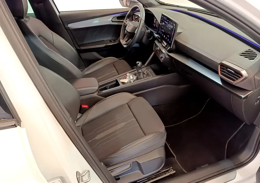 Vue intérieure côté conducteur du CUPRA Formentor 2.0 TDI 150ch, sièges noirs et tableau de bord avec écran tactile.