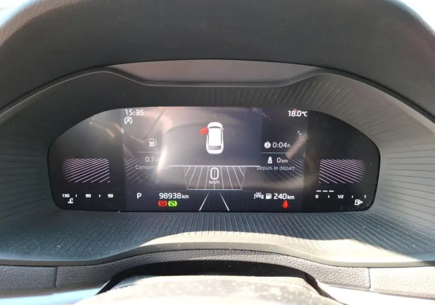 Tableau de bord numérique du Skoda Karoq 2.0 TDI gris, affichant la vitesse à 0 km/h et l'autonomie à 240 km.