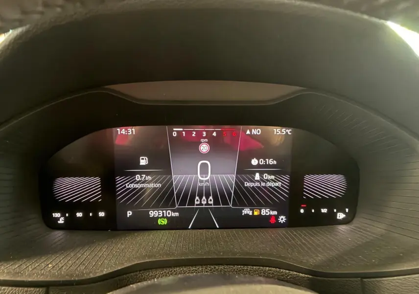 Tableau de bord numérique du Skoda Karoq 2.0 TDI gris, affichant la vitesse à 0 km/h et la température extérieure à 15,5°C.