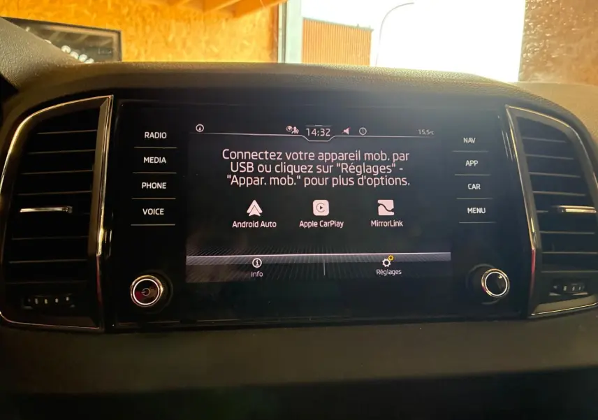 Écran multimédia central du tableau de bord du Skoda Karoq 2023 avec interface connectivité mobile USB-C.