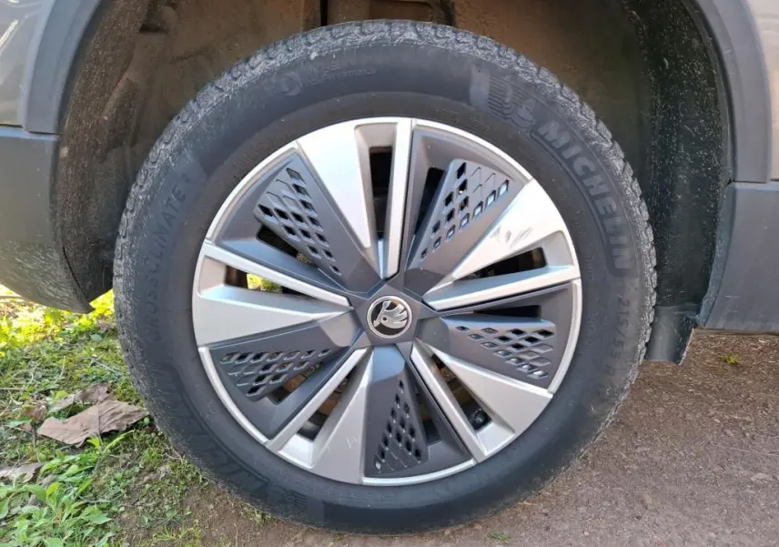 Gros plan sur la jante alu 17 pouces du côté avant droit d’un Skoda Karoq gris, avec pneu Michelin CrossClimate.