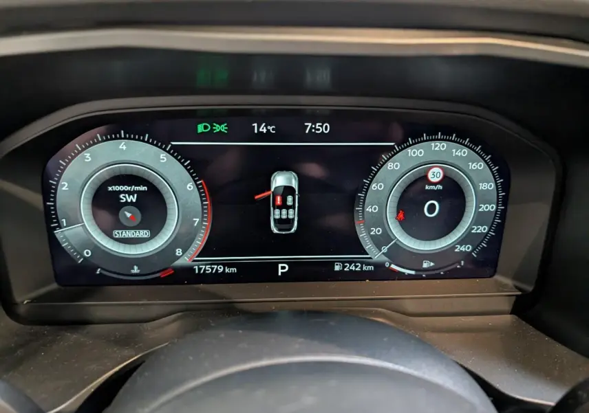 Vue rapprochée du combiné d'instrumentation numérique du Nissan Qashqai 2025, affichage clair et moderne.