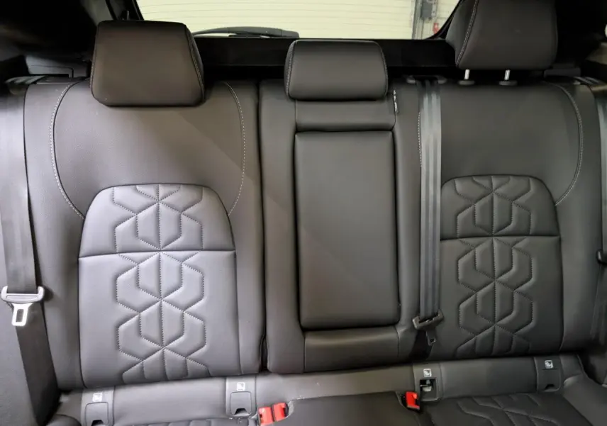 Vue rapprochée des sièges arrière en cuir noir avec surpiqûres géométriques du Nissan Qashqai 2025.