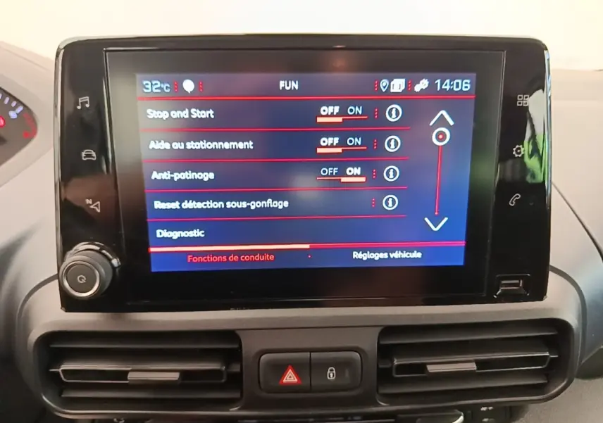 Écran tactile central du Peugeot Rifter 2020 affichant les réglages d’aide à la conduite et de sécurité.